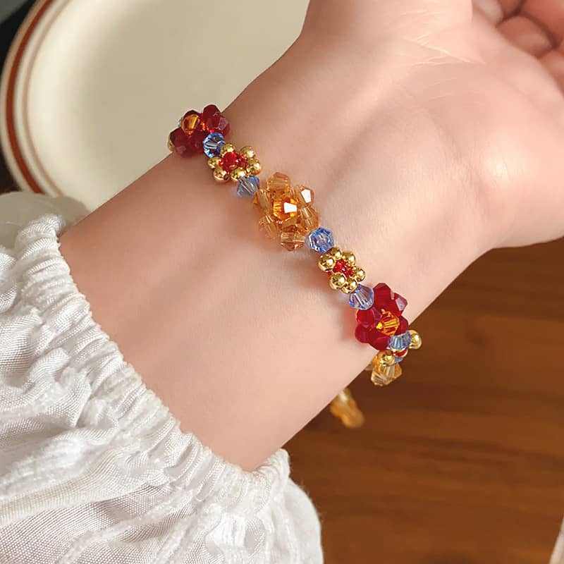 Beaded flower bracelet from 5 Senses with colorful beads for a vibrant accessory