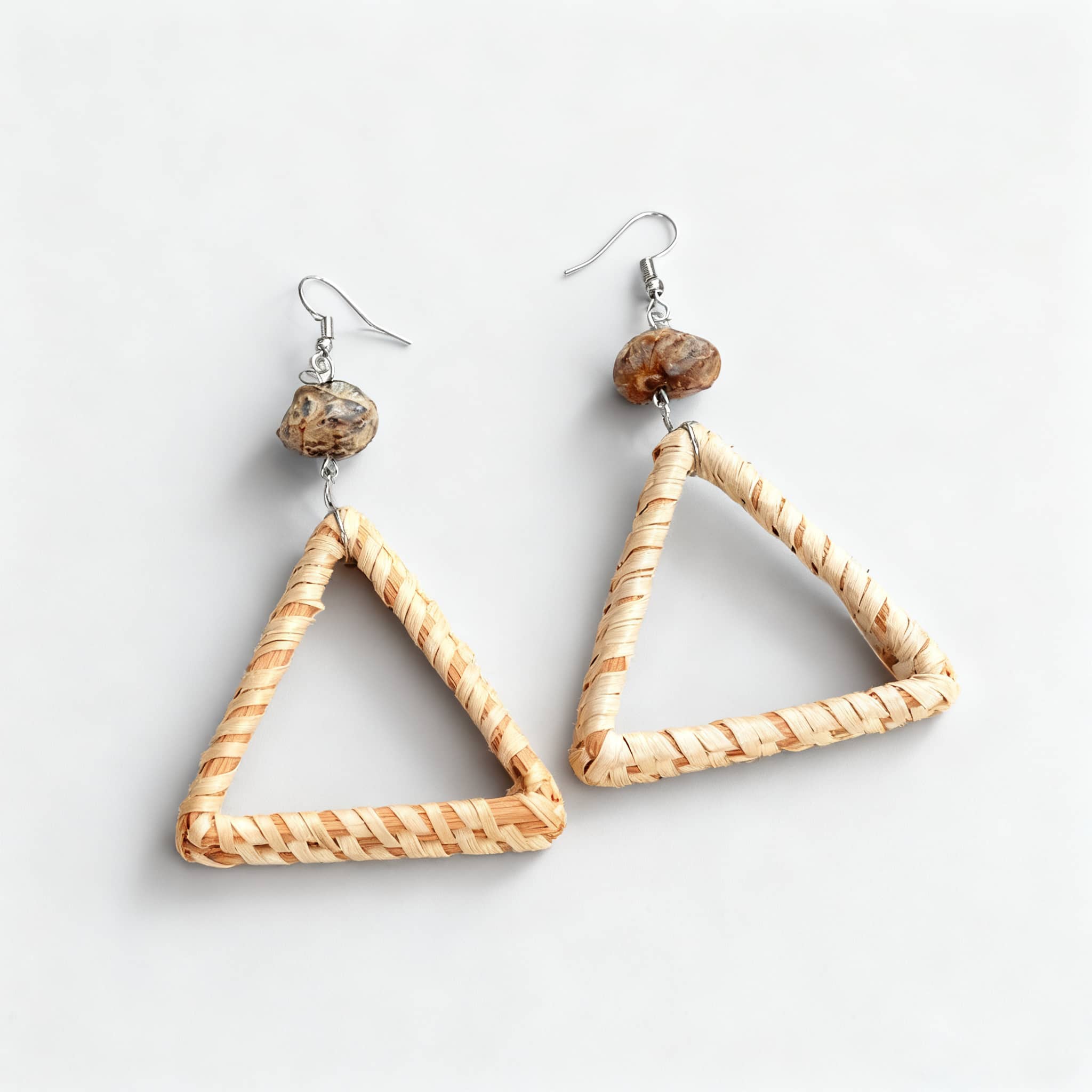 Calm woven triangle earrings made from natural materials with a stylish design