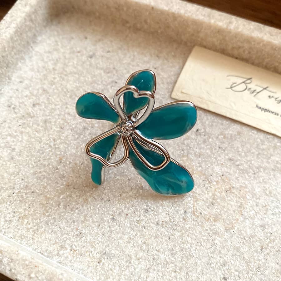 5 Senses enamel flower ring with a turquoise flower design and silver accents for a joyful look