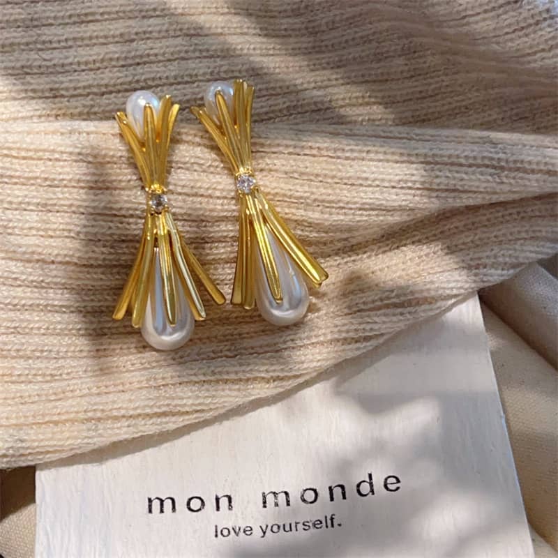 Elegant pearl and gold bouquet earrings featuring a unique floral design with sparkling details