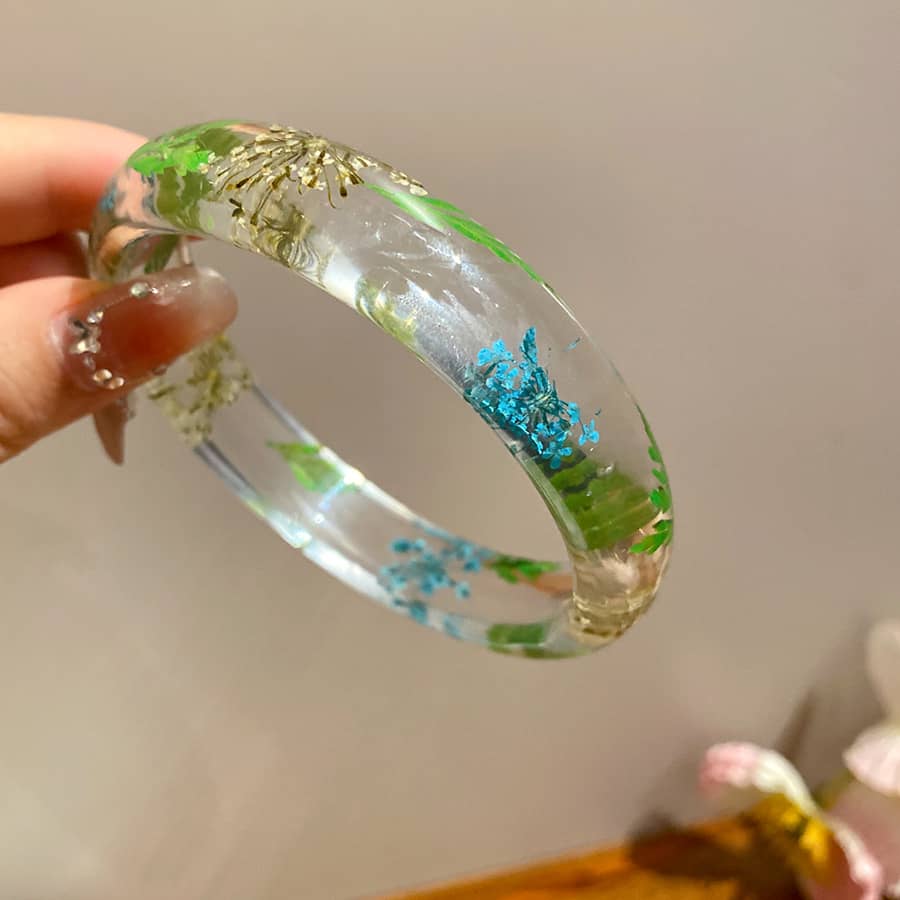 Preserved flower resin bracelet featuring vibrant flowers encased in clear resin for a stylish accessory