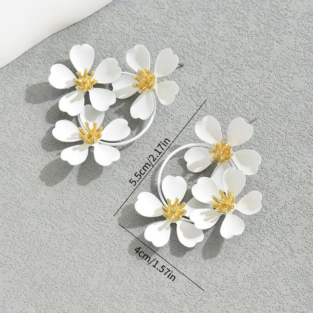Calm white sunflower earrings with white petals and gold centers measuring 5.5cm by 4cm